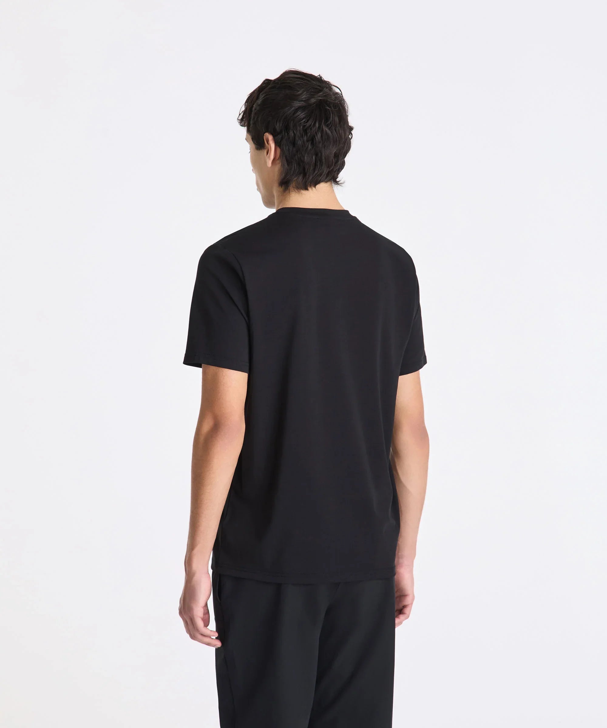 Maglietta nera uomo vista posteriore, abbigliamento casual estivo, sfondo bianco.