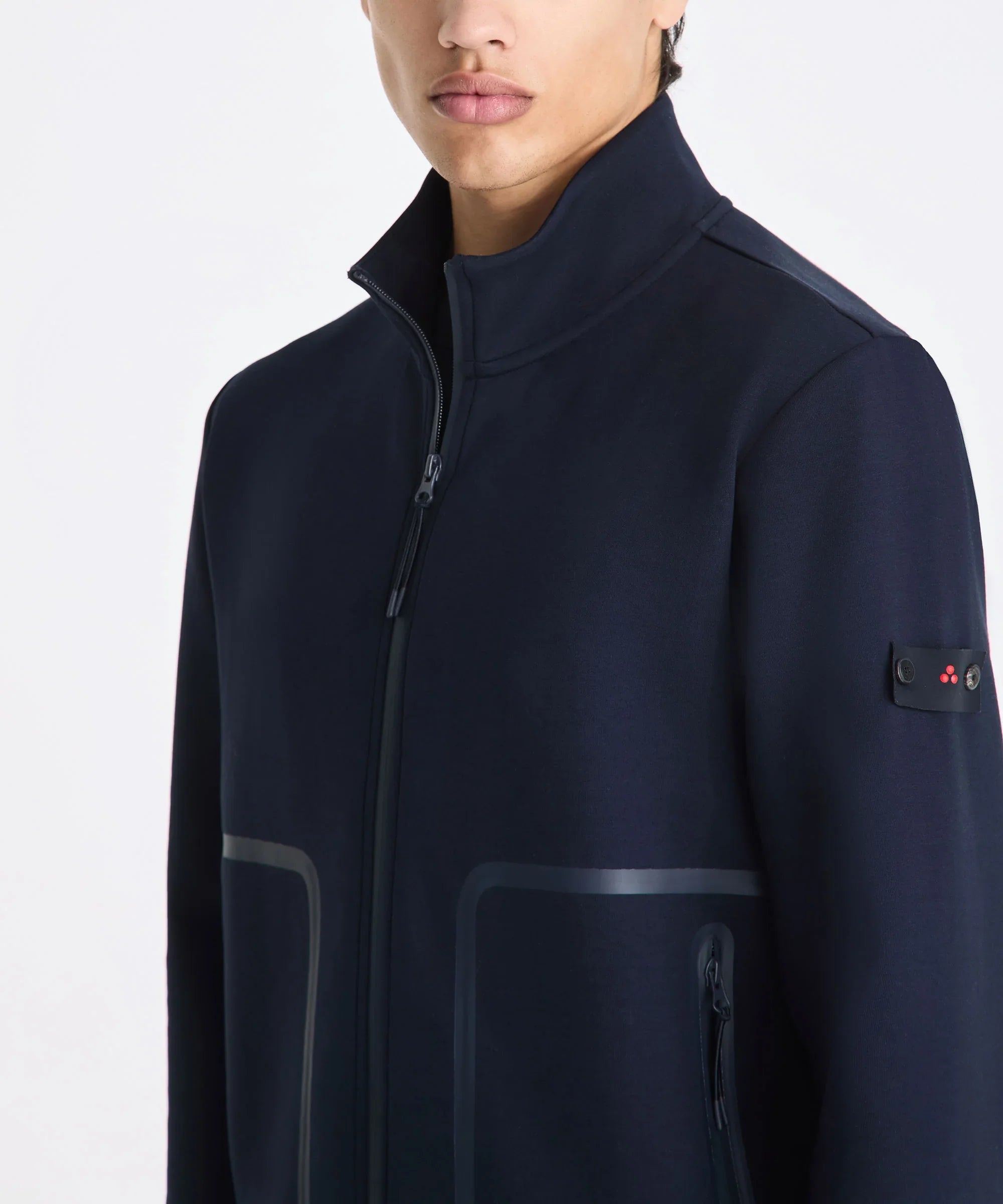 Giacca uomo Peuterey blu scuro con zip, collo alto e dettagli minimal, stile moderno.