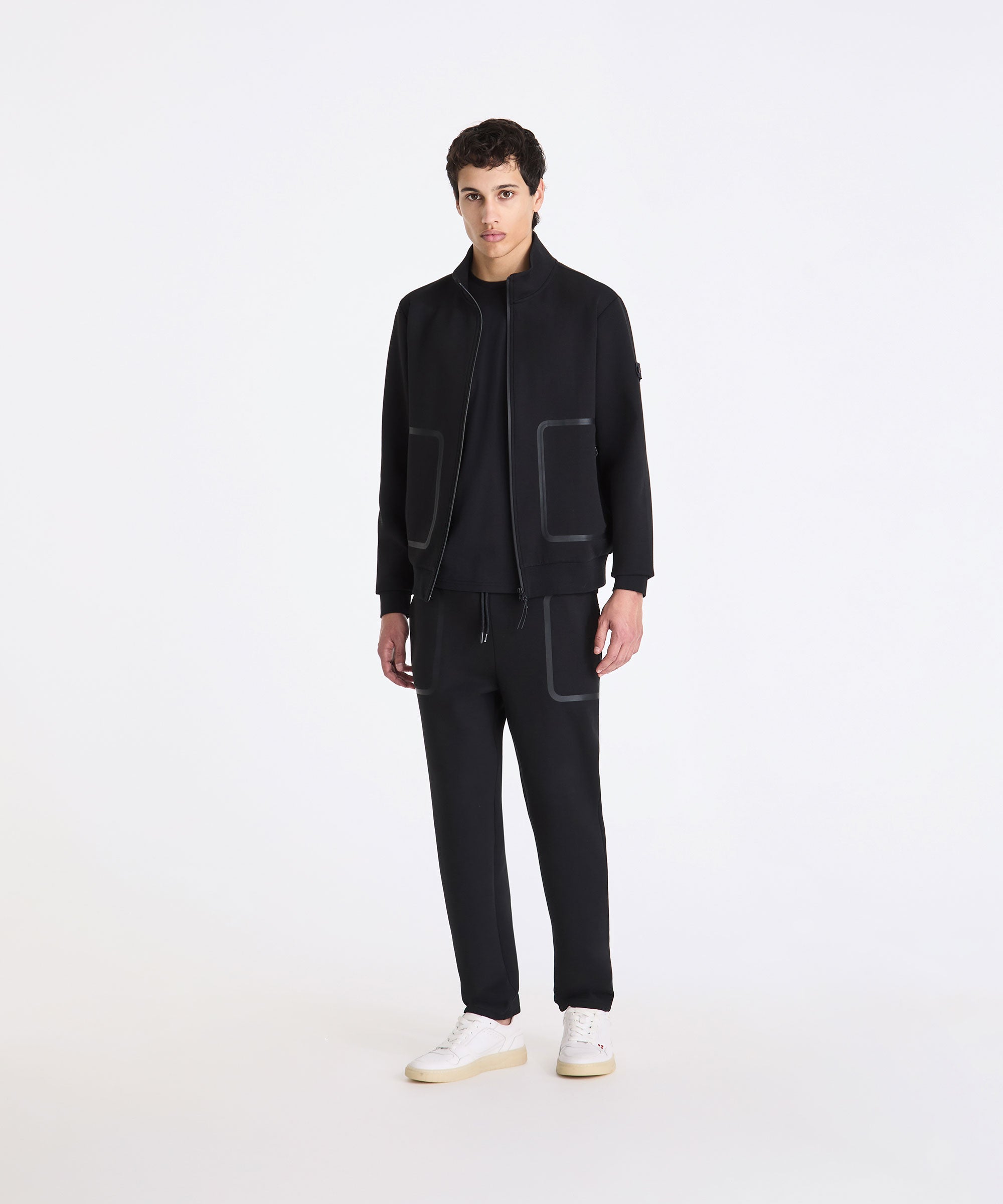 Felpa PEUTEREY Scott PEU5802 NER in tessuto morbido, colore nero, con cappuccio e dettagli sportivi.