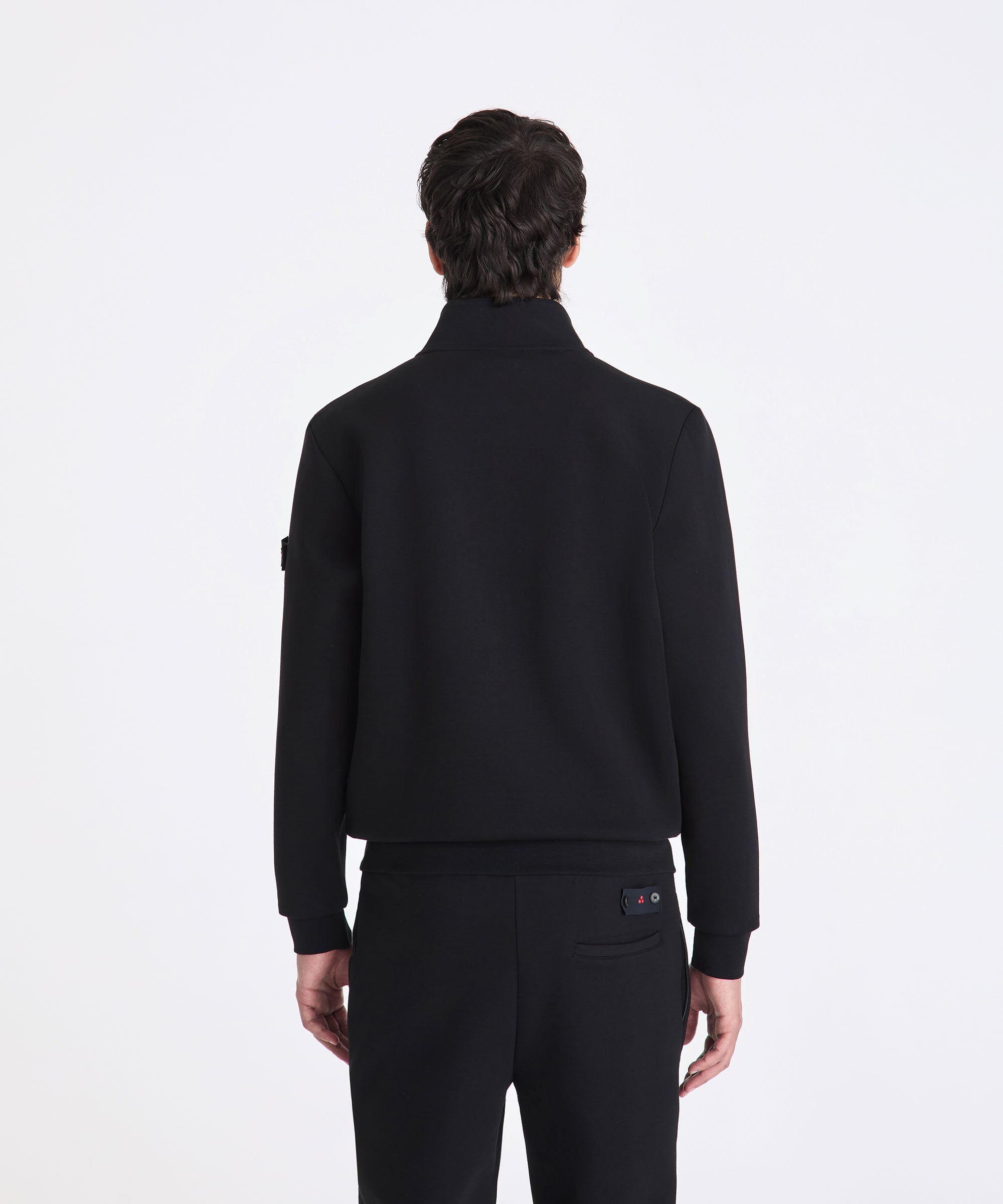 Felpa PEUTEREY Scott PEU5802 NER in tessuto morbido, colore nero, con logo sulla parte frontale, vestibilità comoda.