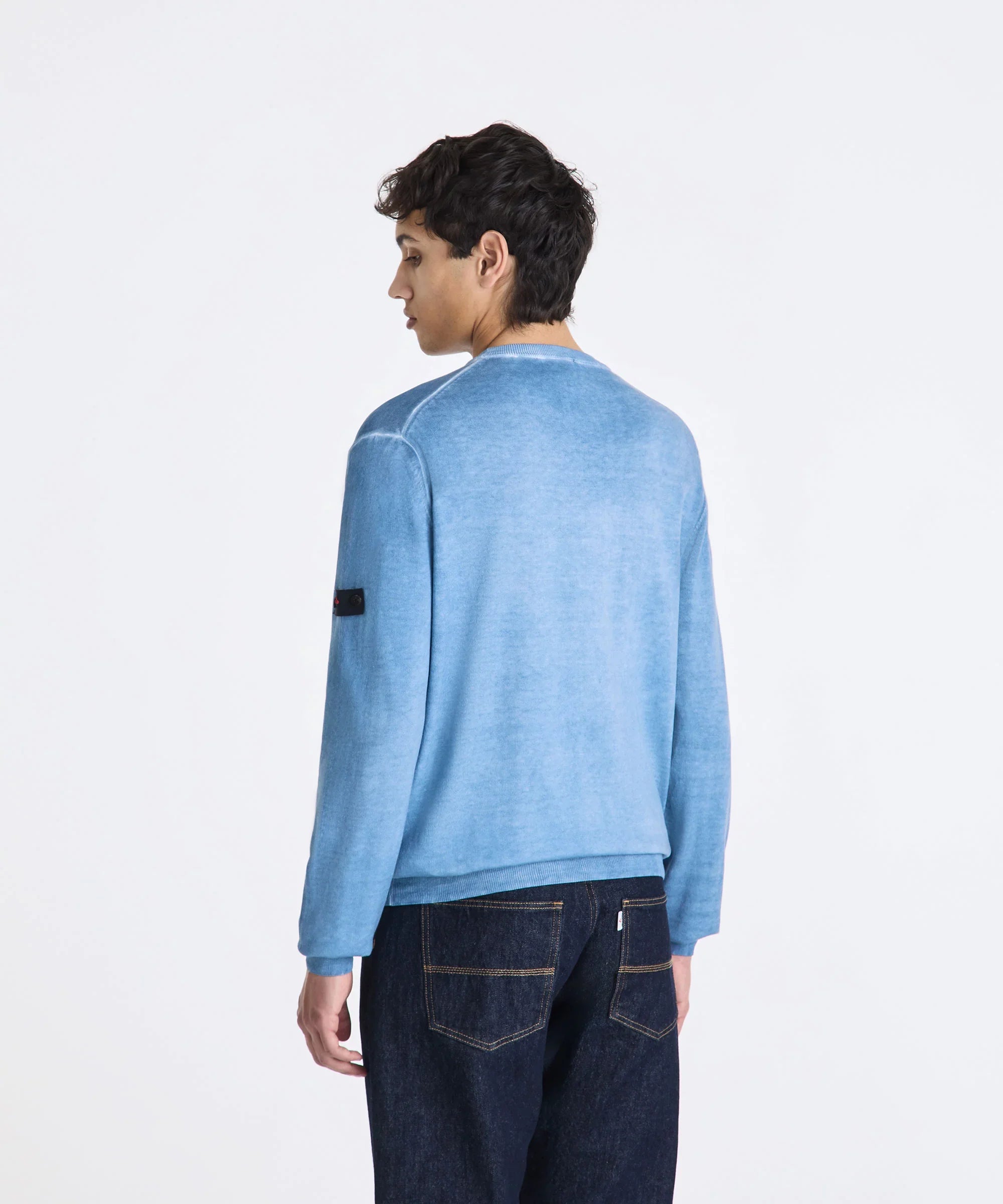 Maglione uomo azzurro manica lunga, vestibilità casual, jeans blu, stile moderno