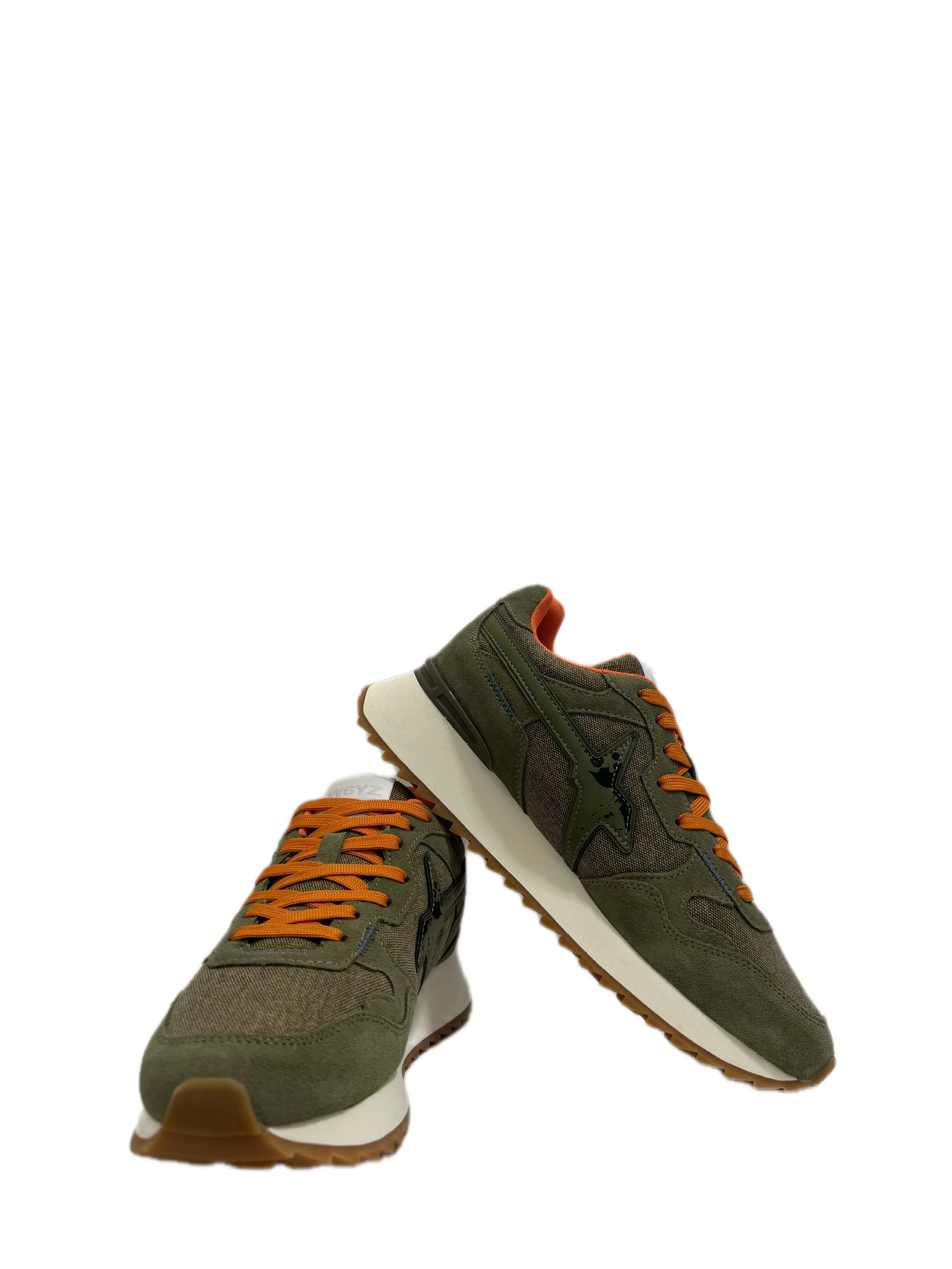 Sneakers uomo verde oliva con lacci arancioni, suola bianca e dettagli in pelle, stile casual