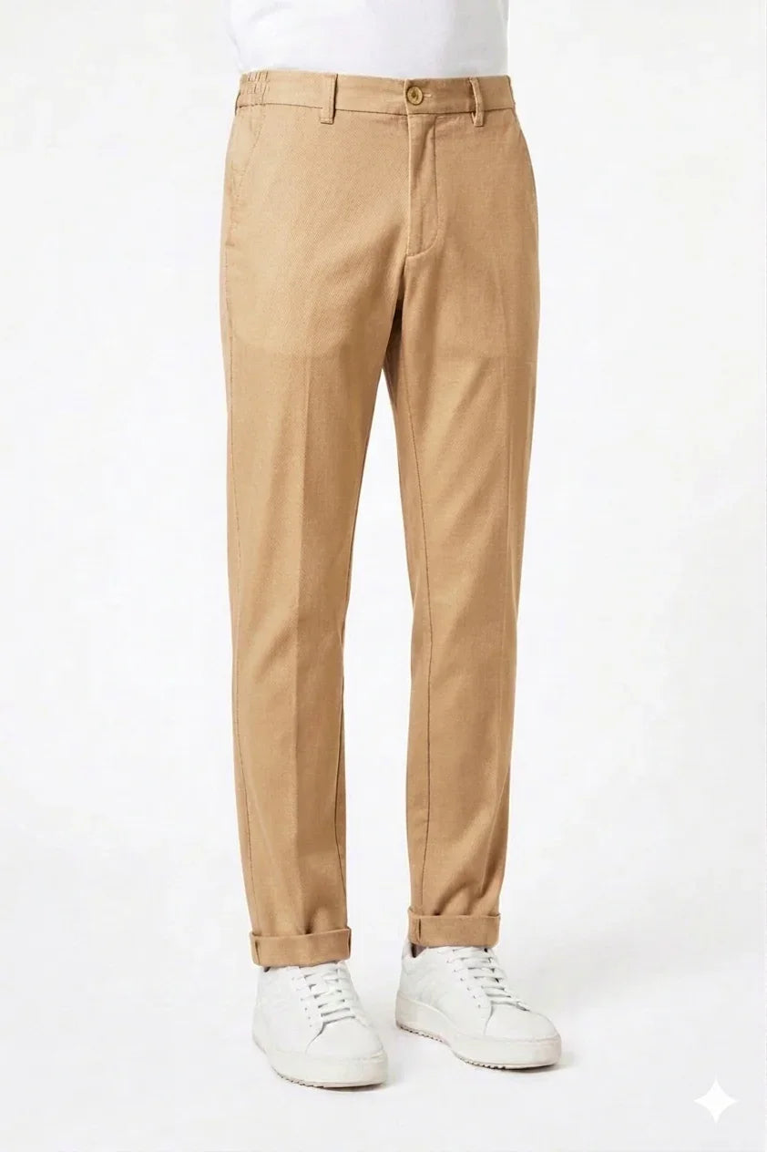 Pantaloni chino beige da uomo, vestibilità slim, abbinati a sneakers bianche