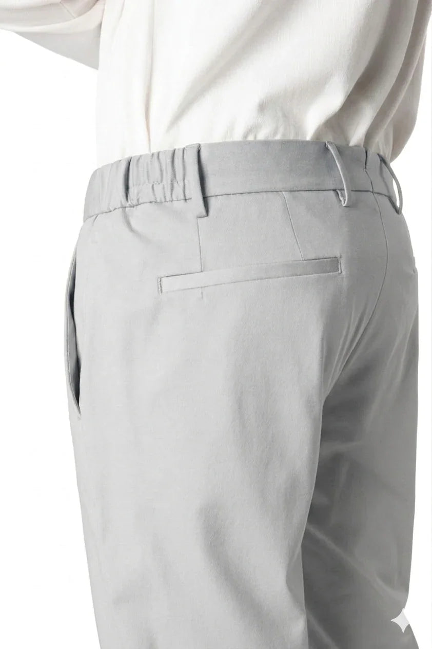 Pantaloni uomo grigi eleganti con tasche laterali e camicia bianca, stile Made in Italy.
