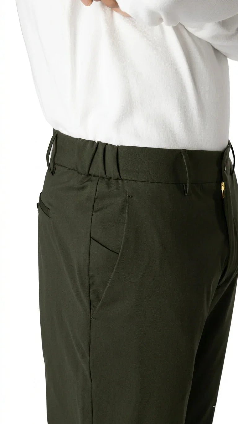 Dettaglio pantaloni uomo verde scuro eleganti con cintura, abbigliamento moda uomo