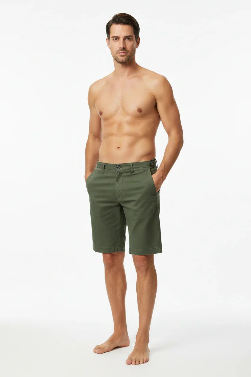 Uomo a torso nudo che indossa bermuda verdi, moda abbigliamento estivo uomo