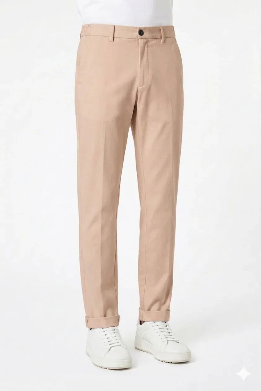 Pantaloni chino beige da uomo, vestibilità moderna, abbinati a sneakers bianche