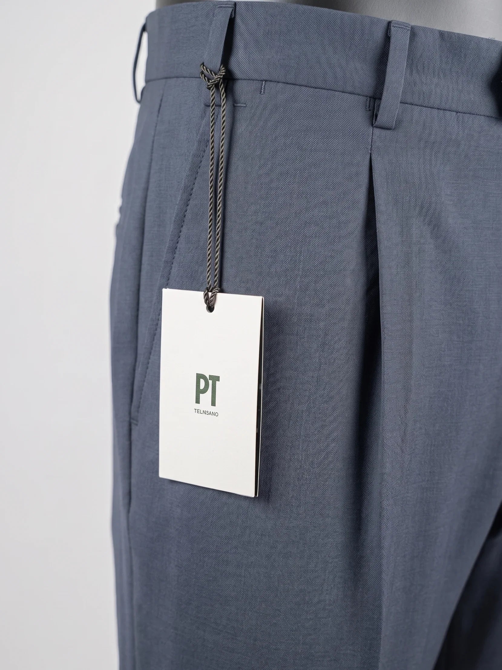 Pantaloni uomo eleganti blu con etichetta PT, tessuto leggero, stile moderno.