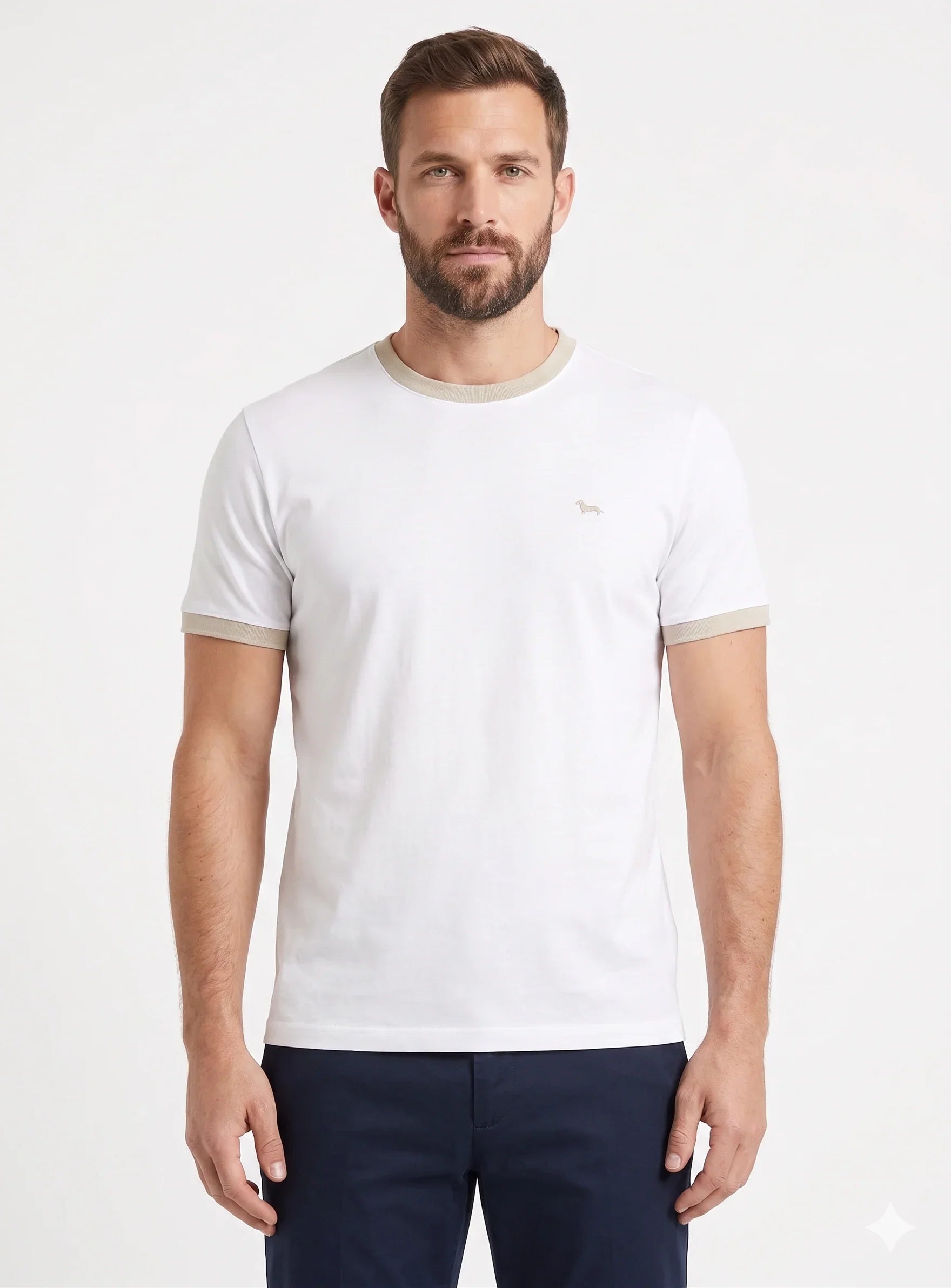 Uomo indossa t-shirt bianca con bordi beige e pantaloni blu, abbigliamento casual uomo