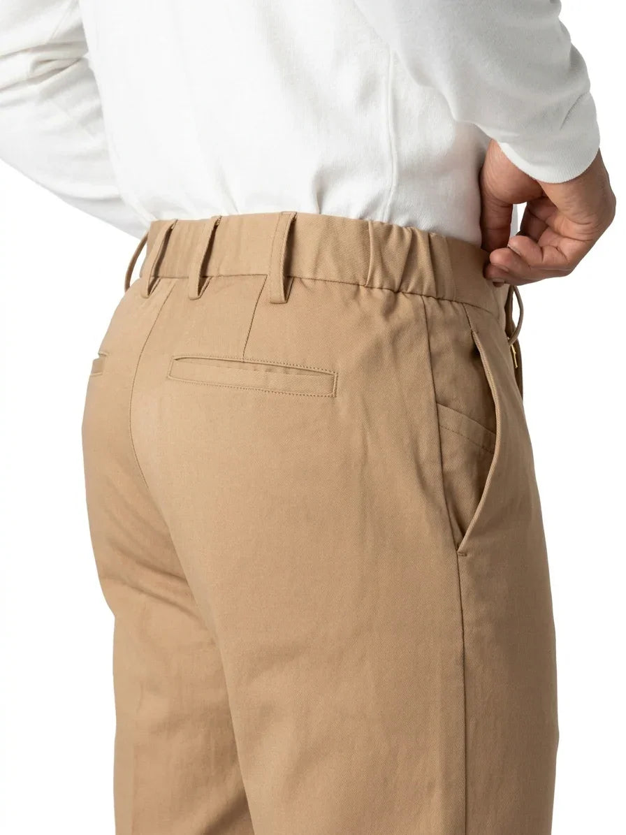 Pantaloni uomo beige in cotone, vestibilità regular con tasche posteriori a filetto.