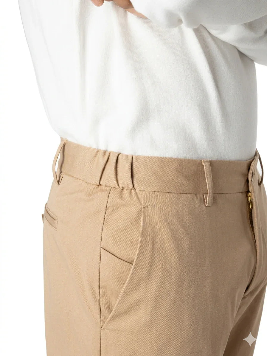 Dettaglio pantaloni beige uomo con tasche laterali e chiusura zip, abbigliamento elegante