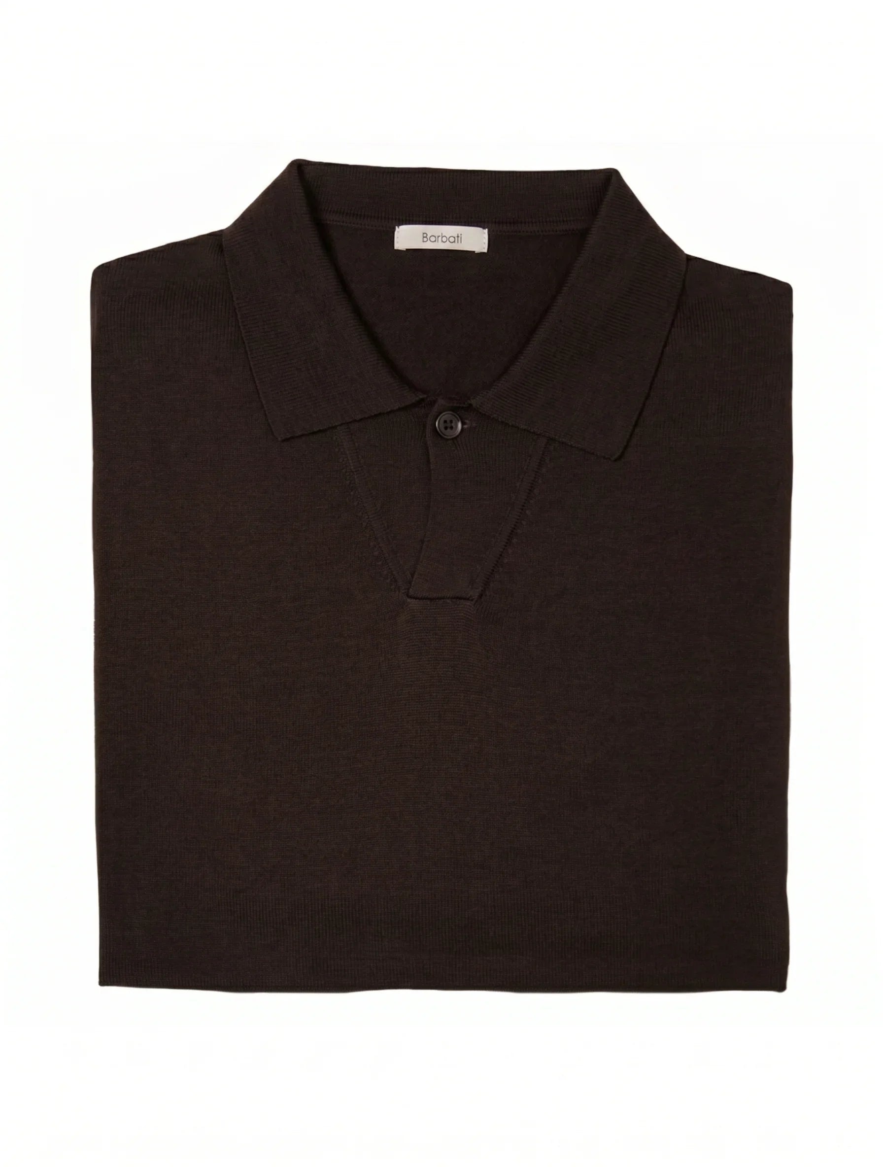 Maglia polo uomo marrone scuro in cotone piegata, dettaglio collo classico e bottone