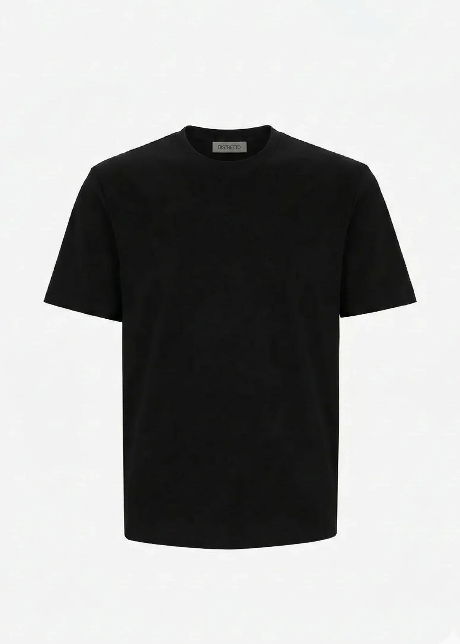 T-shirt uomo nera a maniche corte in cotone, stile minimal, su sfondo bianco