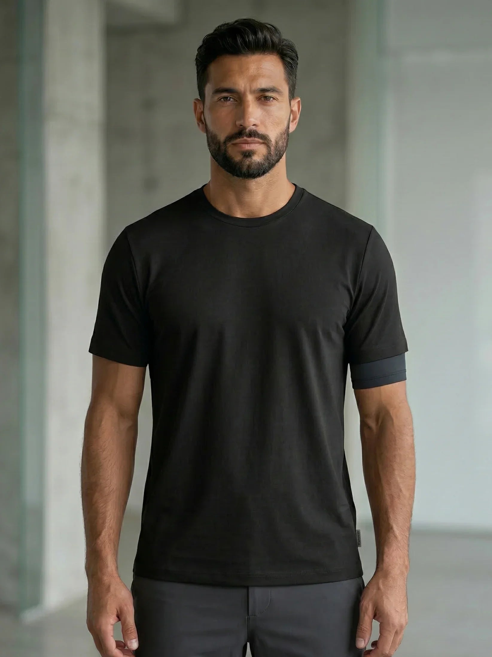 Modello uomo indossa t-shirt nera basic, look casual moderno, abbigliamento uomo elegante.