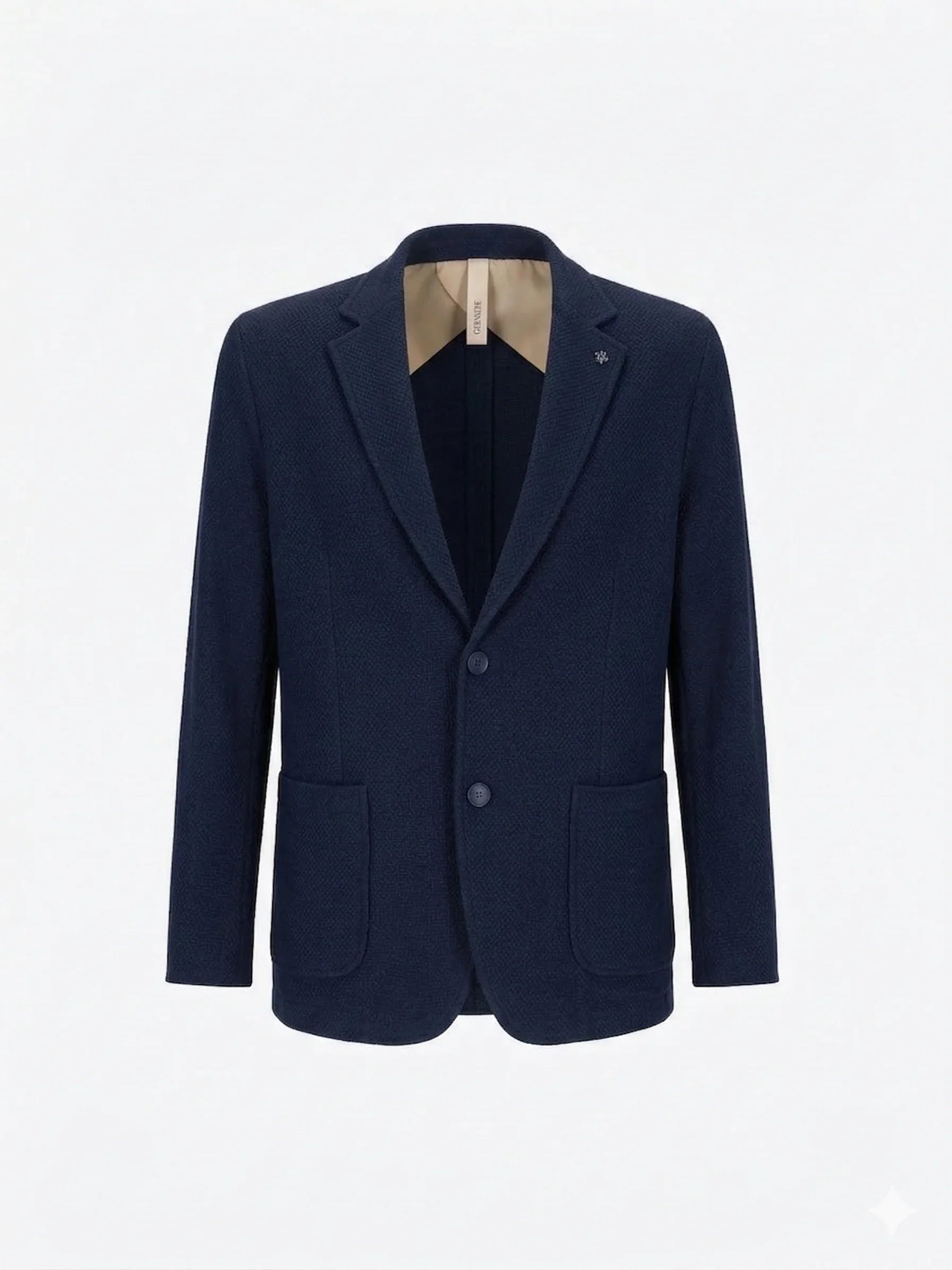 Giacca uomo blu elegante con due bottoni, tasche applicate e revers classico su sfondo bianco