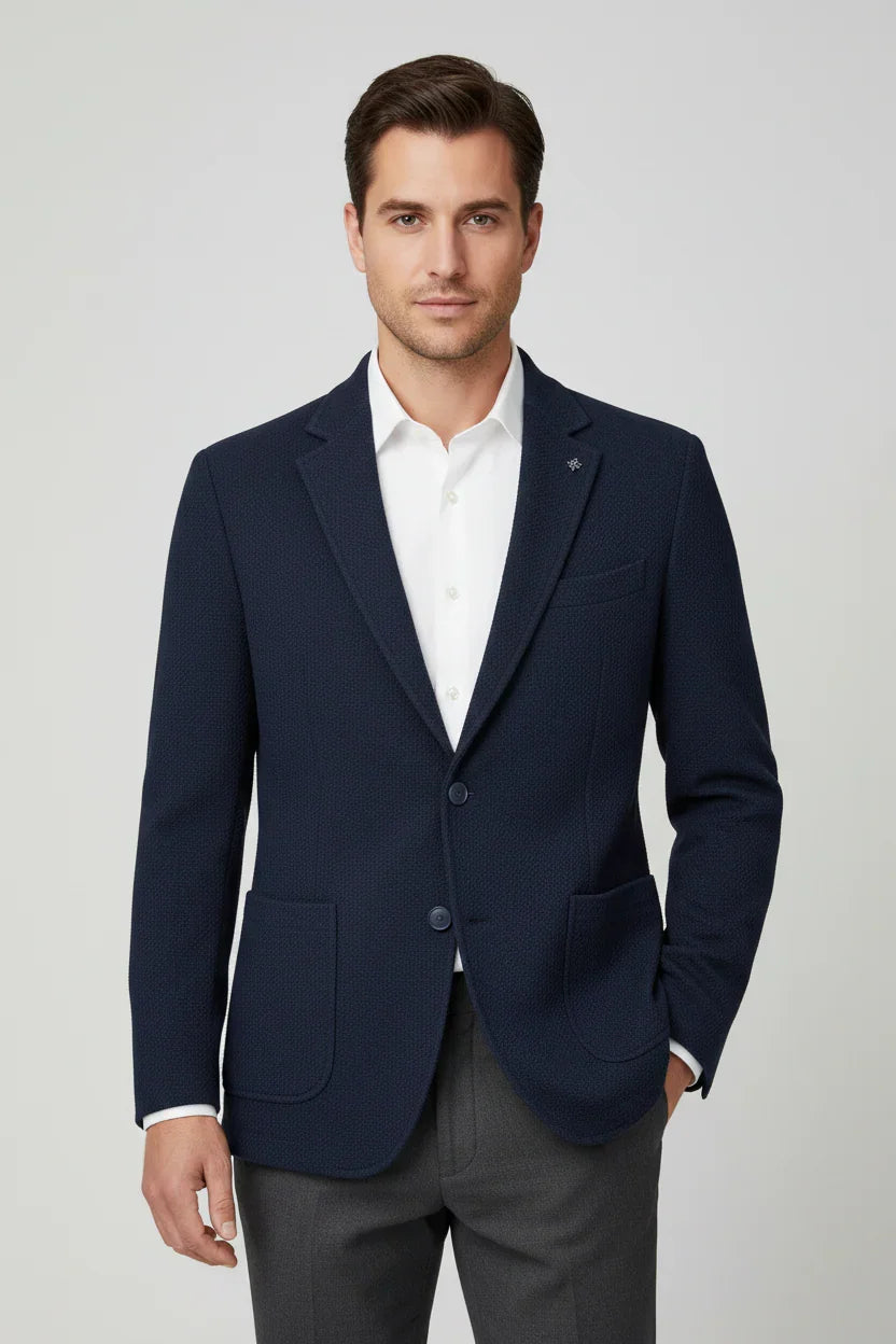 Uomo con giacca blu elegante, camicia bianca e pantaloni grigi, moda uomo Made in Italy