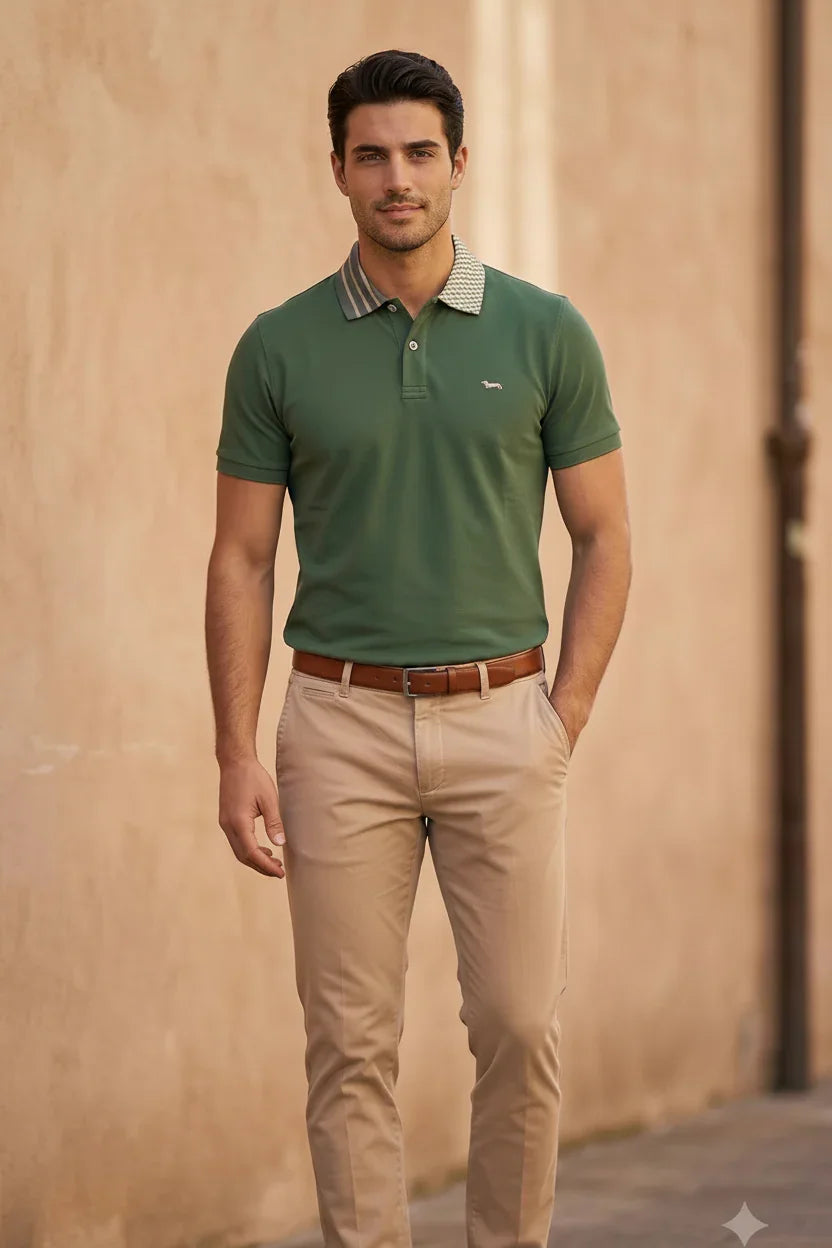Uomo con polo verde e pantaloni chino beige, moda uomo elegante casual, stile italiano.