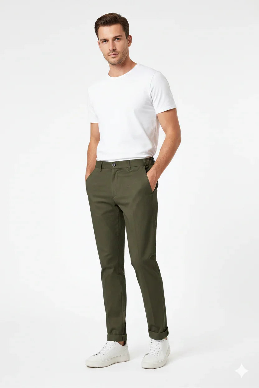 Modello uomo indossa t-shirt bianca e pantaloni verde militare, look casual elegante