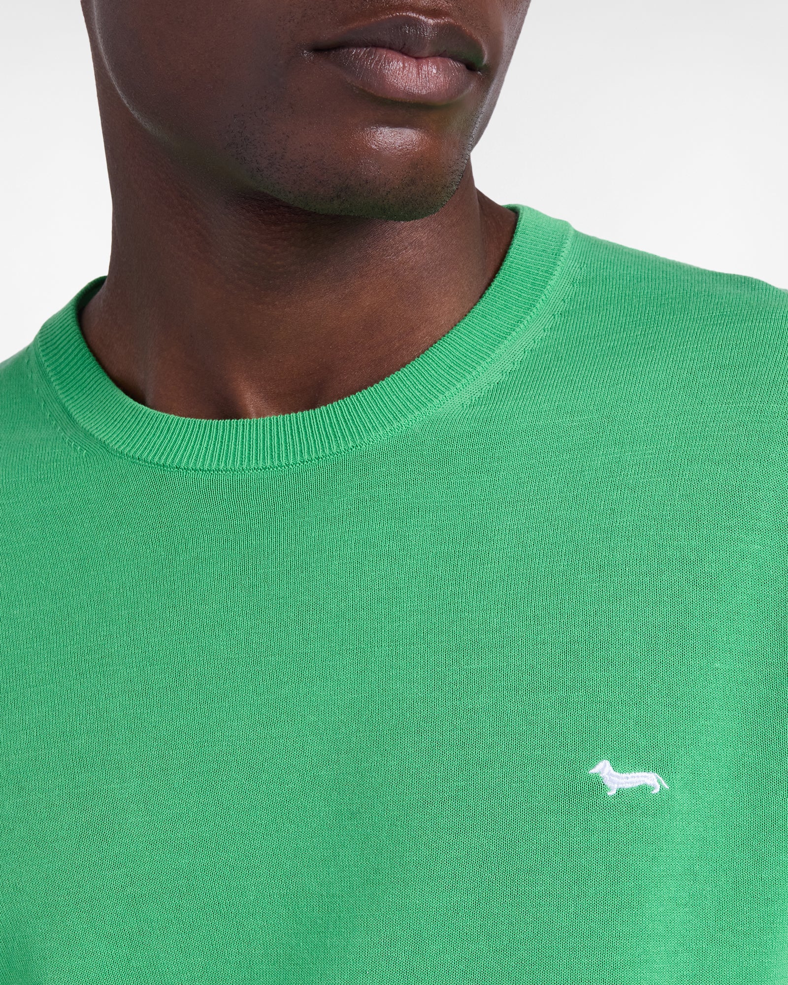 Maglione Harmont&Blaine HRQ770031076 616 in cotone crepe, tessuto a maglia basic, colore neutro, dettaglio del collo e maniche.