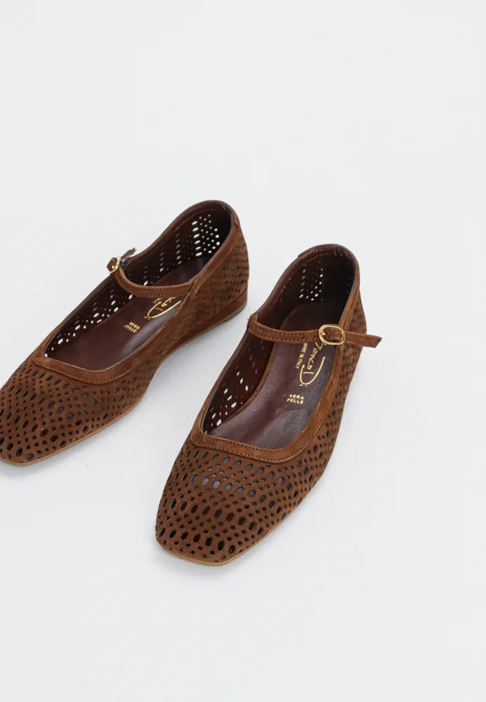 Ballerine donna marroni in pelle traforata con cinturino e fibbia dorata