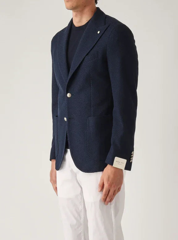 Giacca uomo blu elegante con bottoni argentati e pantaloni bianchi, moda uomo alta qualità
