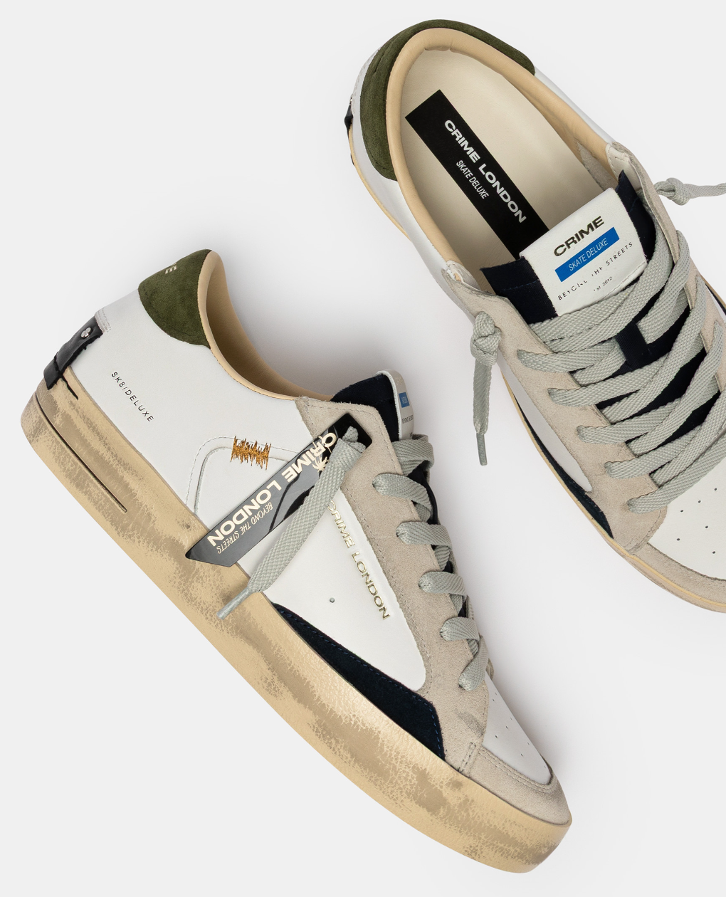 Sneaker SK8 Deluxe Downtown Green di Crime London con tomaia verde, suola bianca e design urbano, vista frontale.