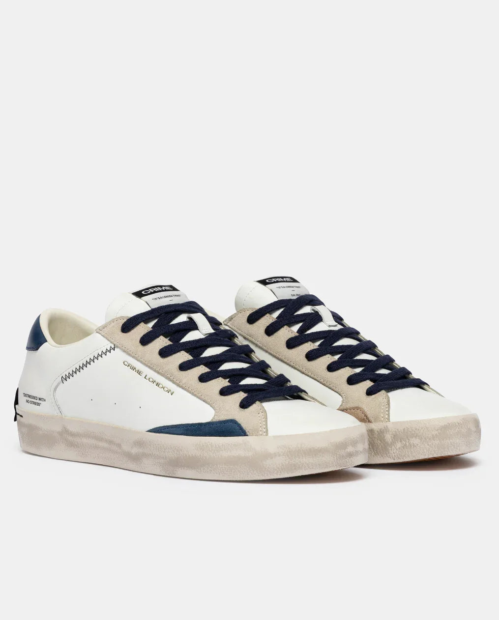Sneakers uomo bianche con inserti blu e beige, stile casual, lacci scuri, pelle e suede