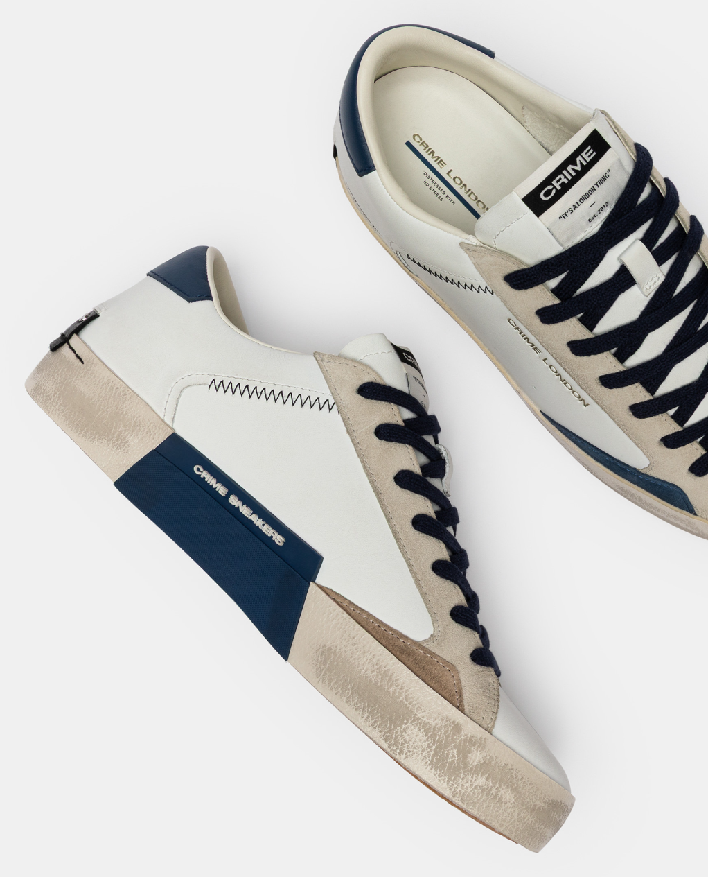 Scarpe sneakers CRIME LONDON in blu navy distress con dettagli usurati e stile urbano.
