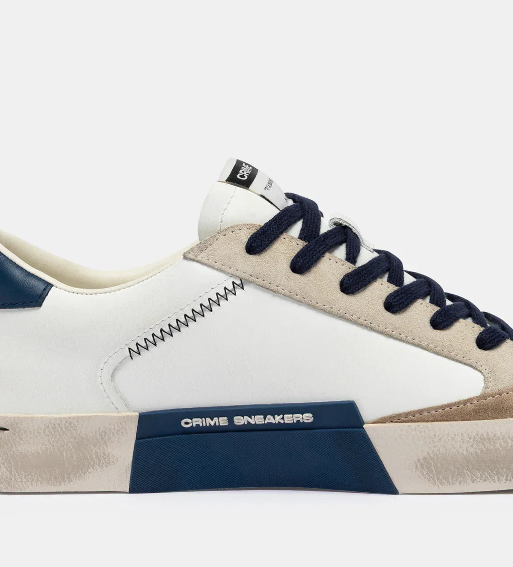 Sneaker uomo in pelle bianca con dettagli blu e beige, lacci blu, stile casual