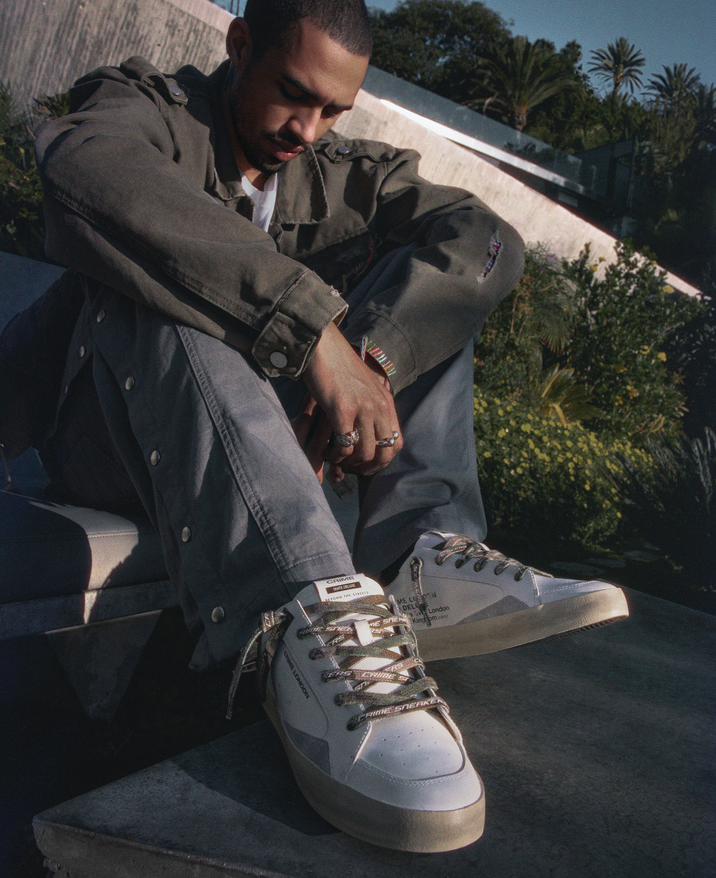 Sneakers CRIME LONDON SK8 DELUXE Urban Camo, con design urban e dettagli in camouflage, su sfondo neutro.