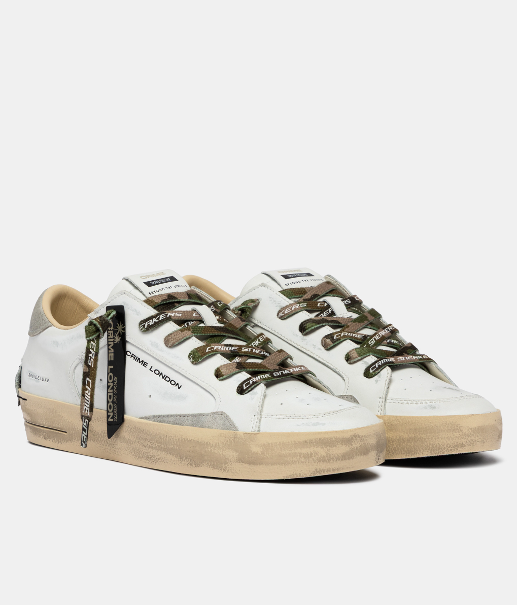 Sneaker CRIME LONDON SK8 DELUXE URBAN CAMO con design camouflage e dettagli in stile urbano, vista frontale e laterale.