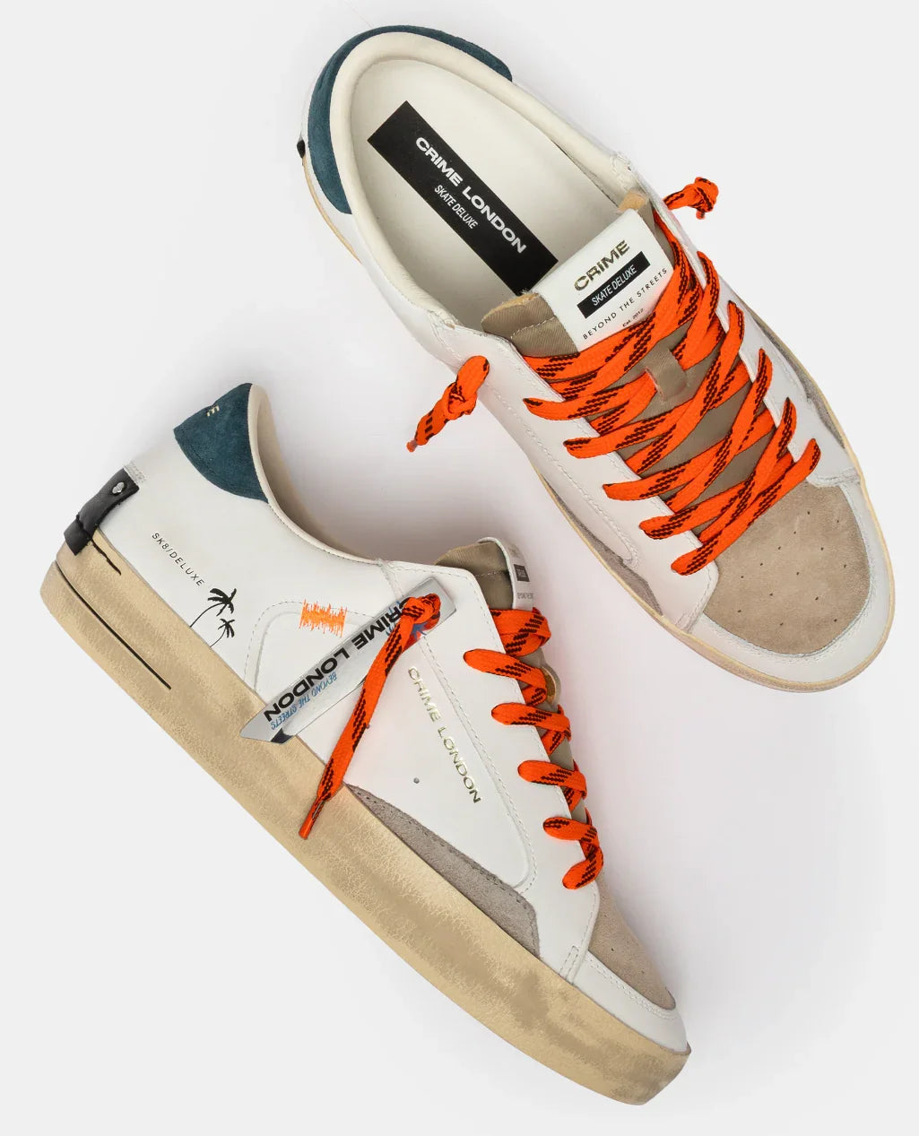 Sneakers uomo bianche con dettagli beige, lacci arancioni e inserti blu, stile casual moderno.
