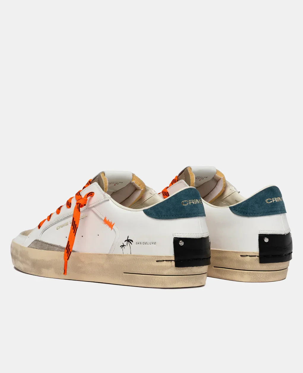 Sneakers uomo bianche con dettagli blu e arancioni, suola vintage, stile urban fashion.