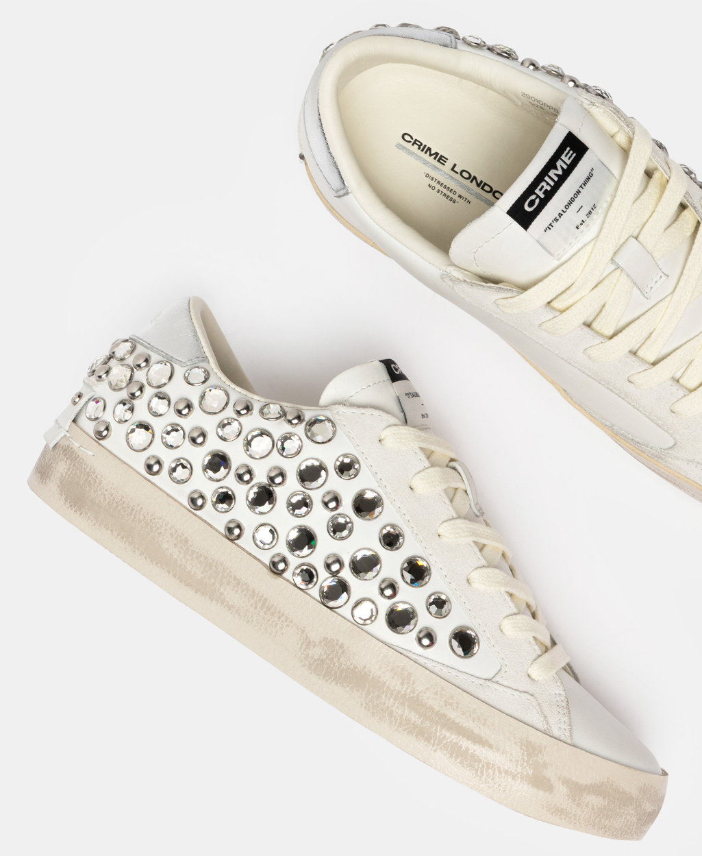 Scarpa sneaker CRIME LONDON DISTRESSED DIAMOND MILK con design usurato e dettagli diamantati, vista frontale.