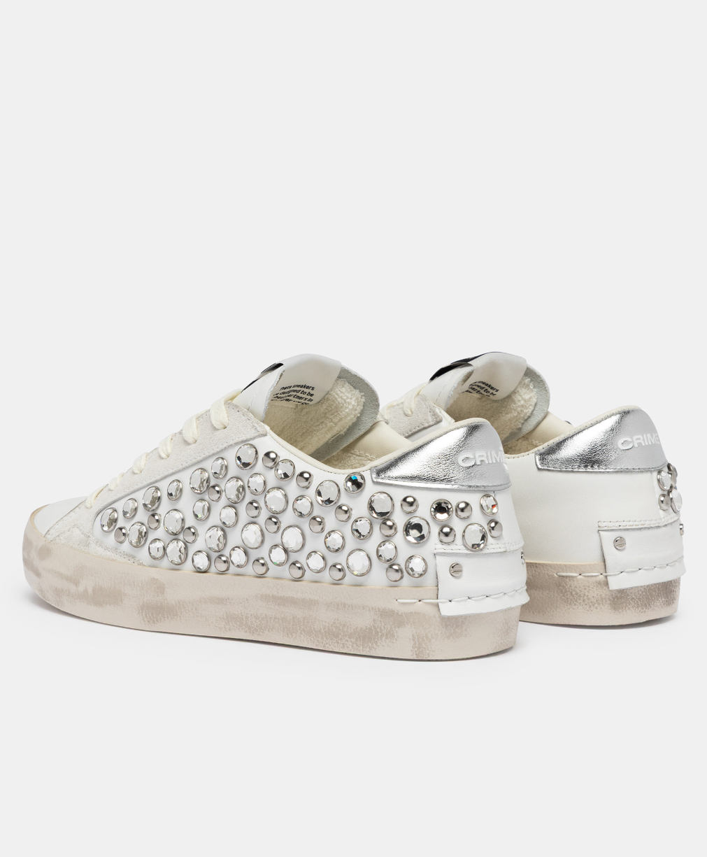 Sneaker CRIME LONDON DISTRESSED DIAMOND MILK con dettagli usurati e design distintivo, vista frontale della scarpa bianca