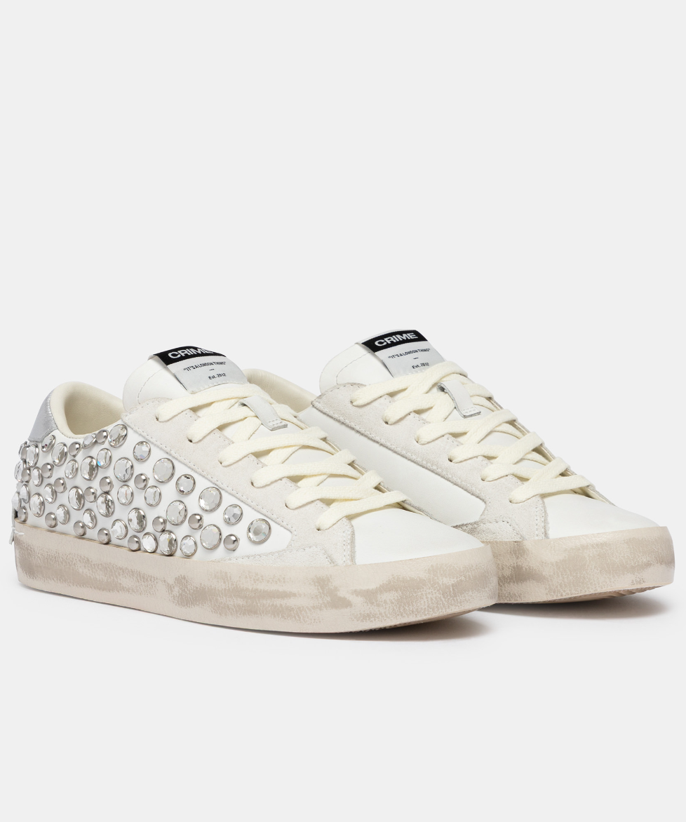 Scarpe sneakers CRIME LONDON DISTRESSED DIAMOND MILK con dettagli consumati e stile urbano, vista frontale dell'immagine