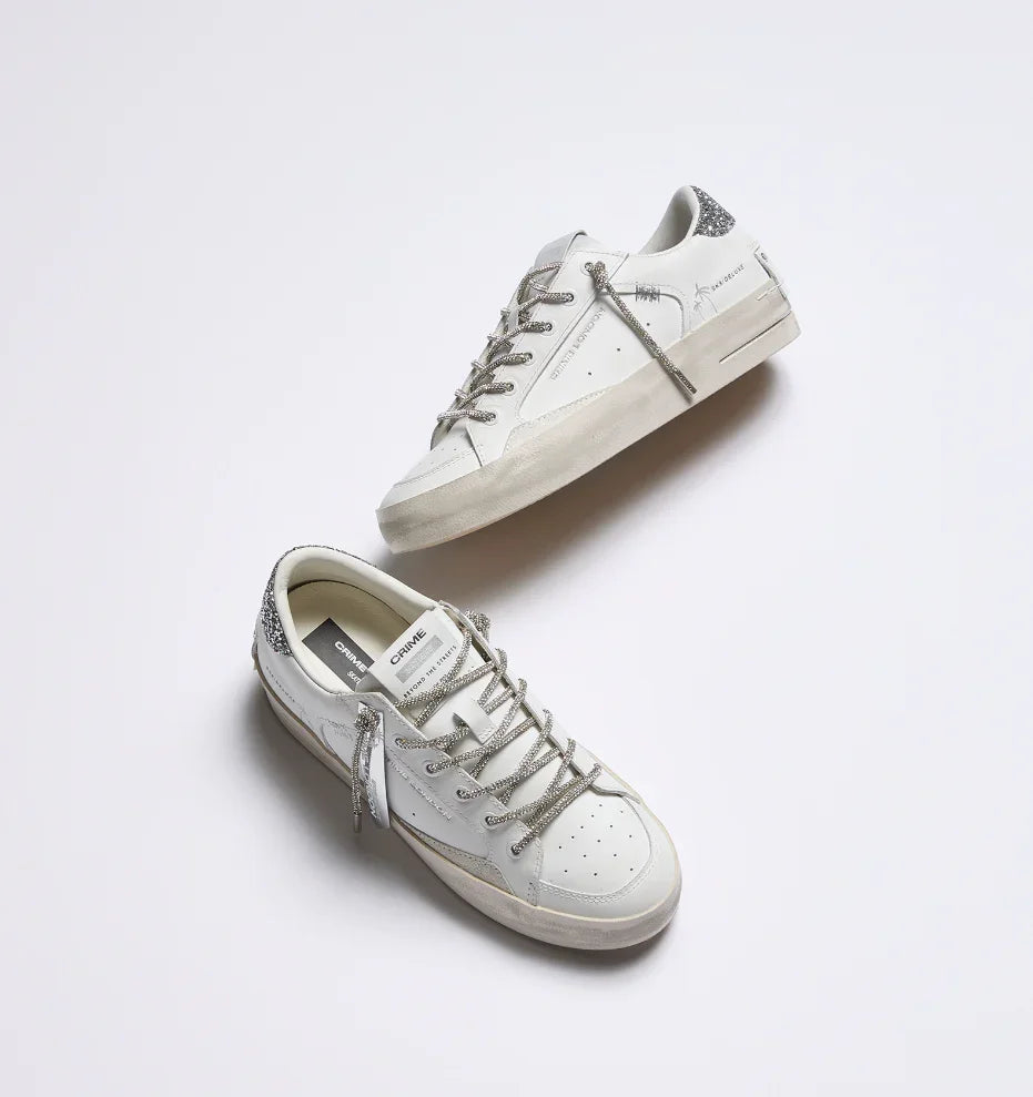Sneakers bianche donna con dettagli glitter e lacci argentati su sfondo chiaro