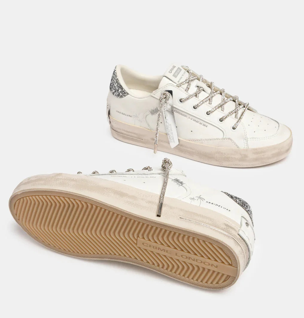 Sneakers donna bianche con dettagli glitter, suola beige e logo Crime London, moda casual