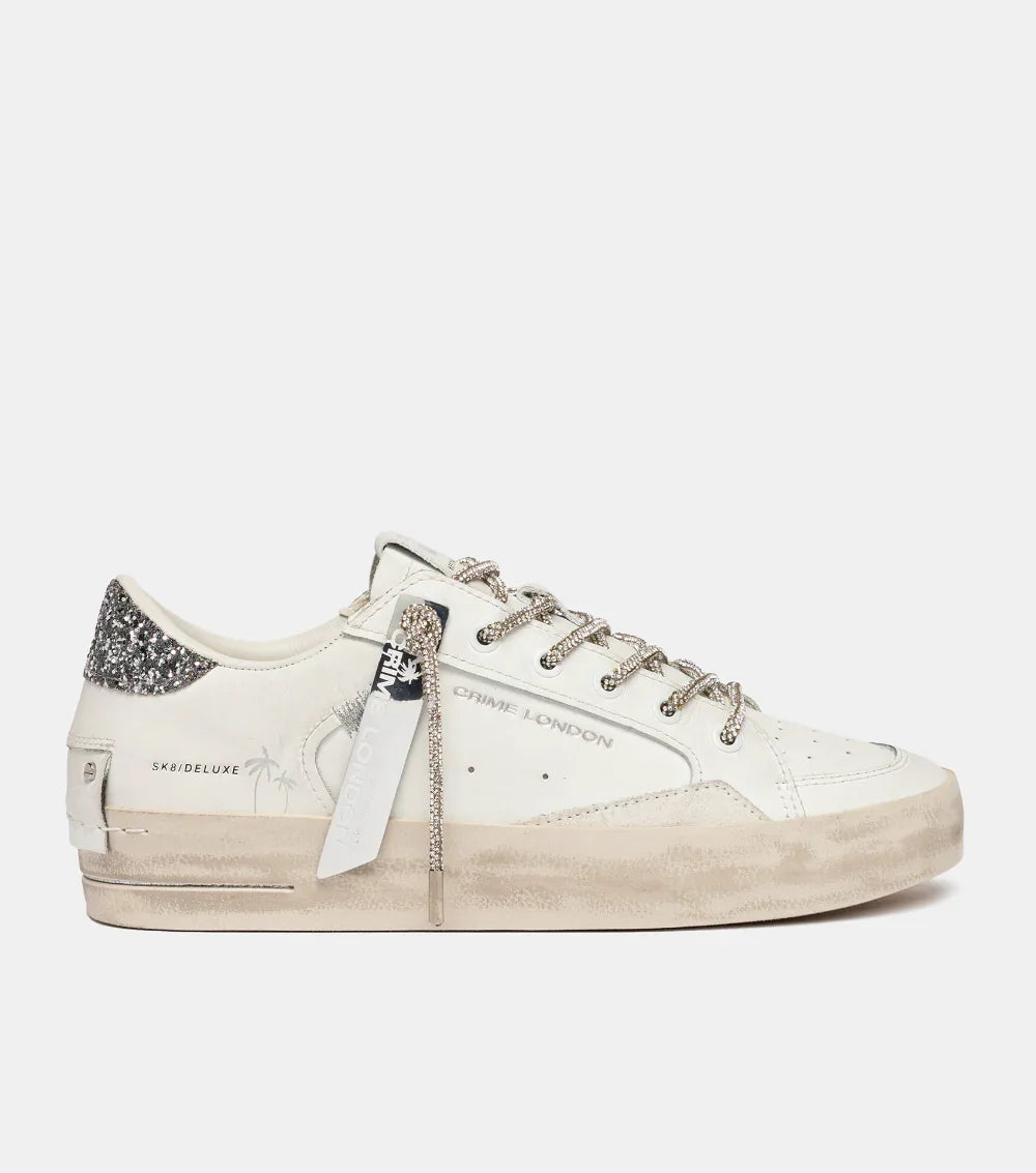 Sneaker bianca da donna con dettagli glitter argento e suola effetto vintage, stile casual.