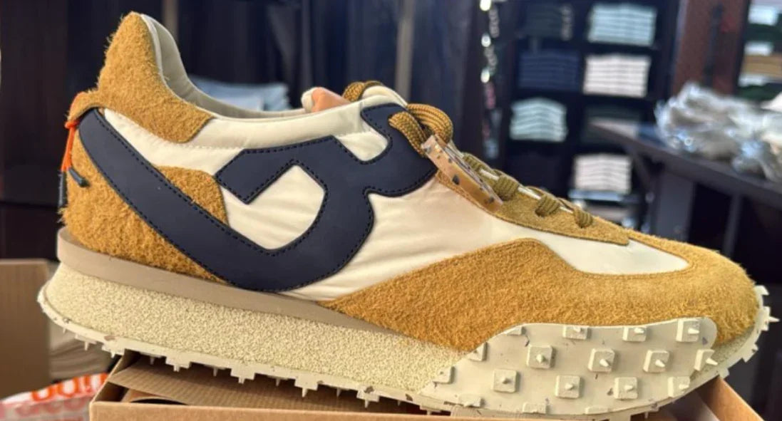 Sneaker uomo beige e bianca con suola chunky, dettagli in pelle e tessuto, stile moderno