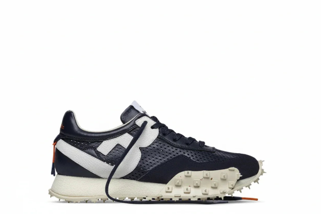 Sneaker uomo nera e bianca con suola chunky e dettagli traforati, stile casual sportivo.