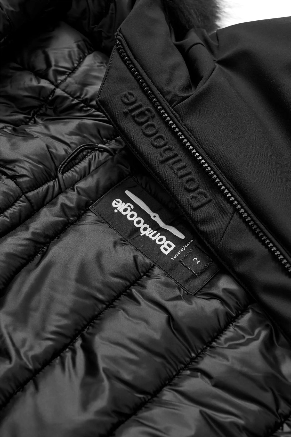Giacca slim imbottita Bomboogie JW176PTNSR6 nero - Dettaglio chiusura zip e cappuccio con pelliccia