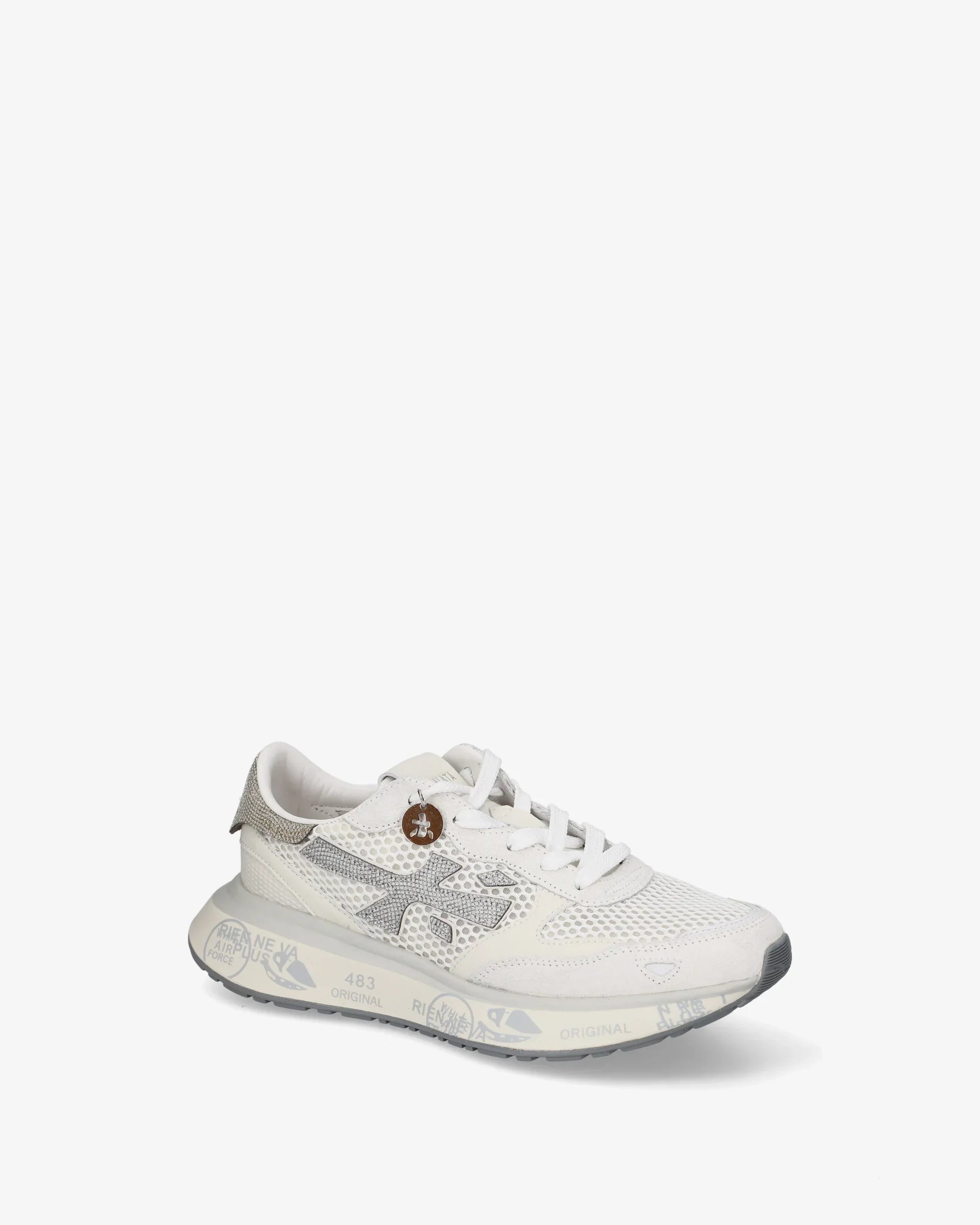 Sneaker uomo bianca con dettagli grigi, tomaia mesh traforata e suola con scritte decorative.