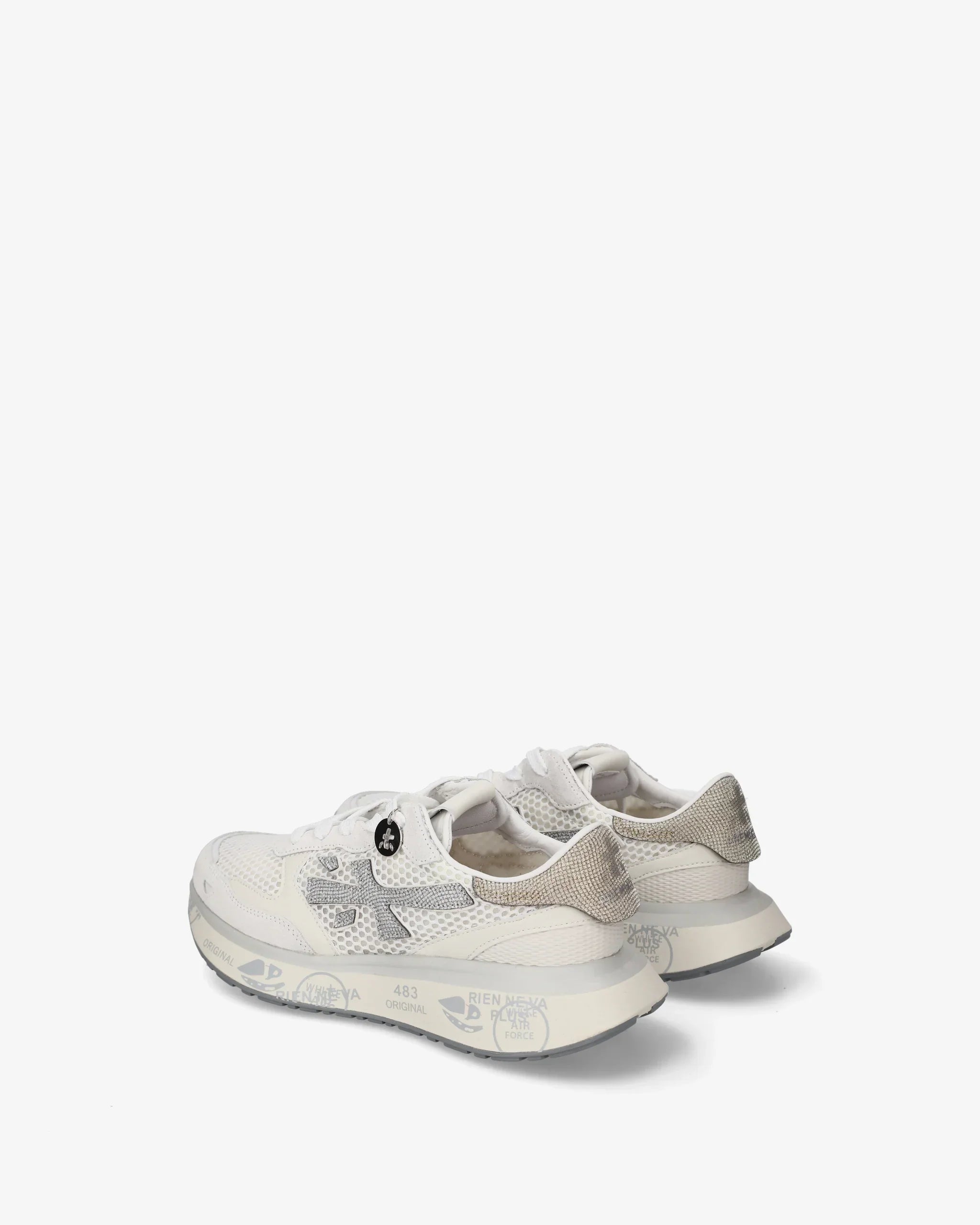 Sneakers bianche da uomo con dettagli in rete, suola spessa e design sportivo moderno.