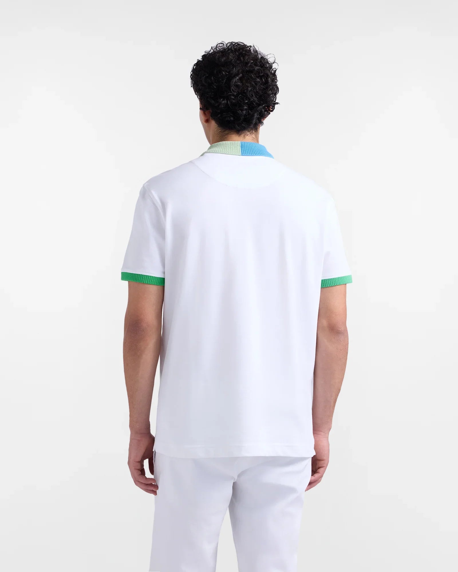 Polo uomo bianca maniche corte con dettagli verdi e collo multicolore, vista posteriore