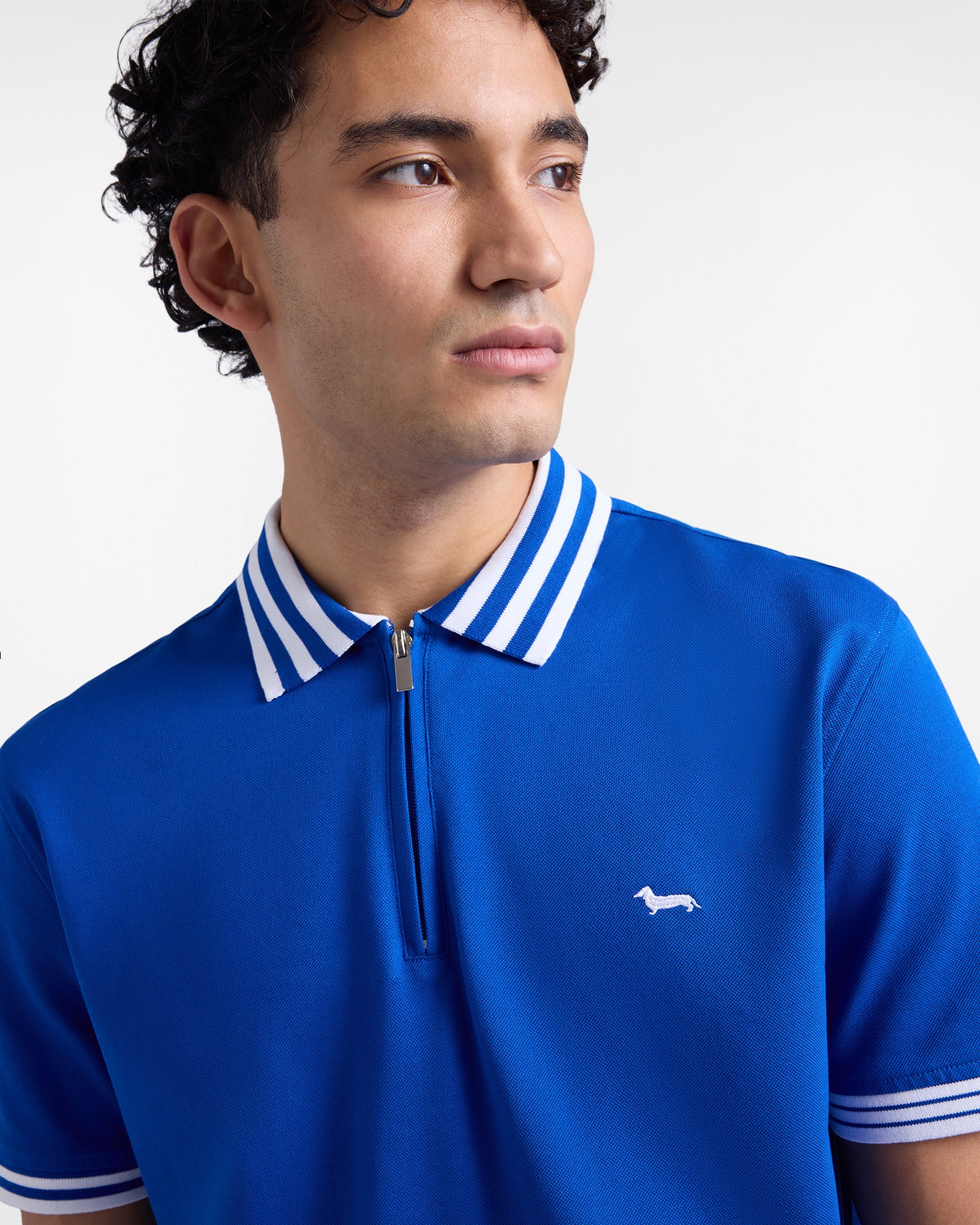 Polo Harmont&Blaine LRQ491021148 844 in colore sorbetto, dettaglio del colletto e logo ricamato, tessuto morbido e elegante.