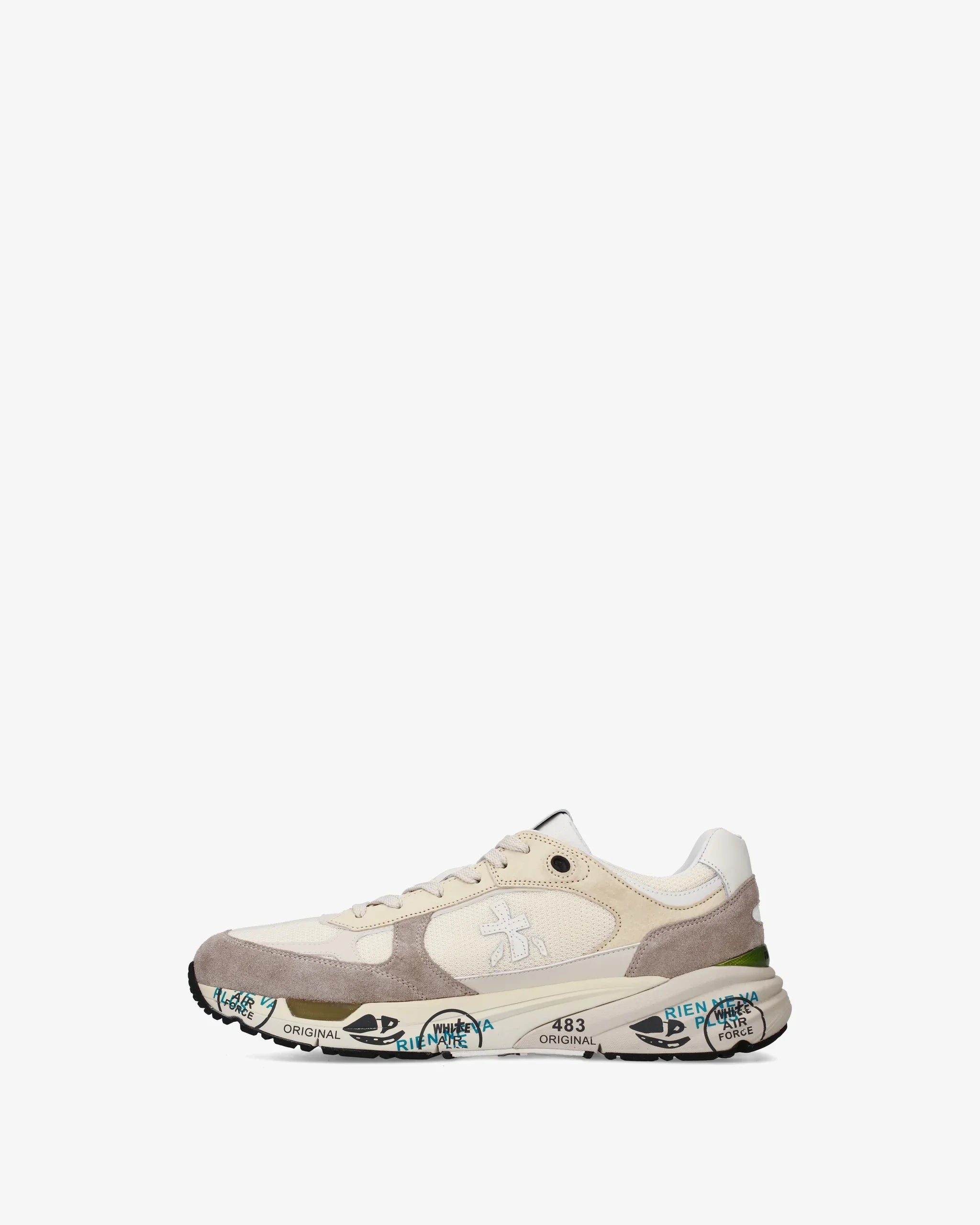Sneaker uomo beige e grigia con dettagli in pelle scamosciata e suola con scritte grafiche.