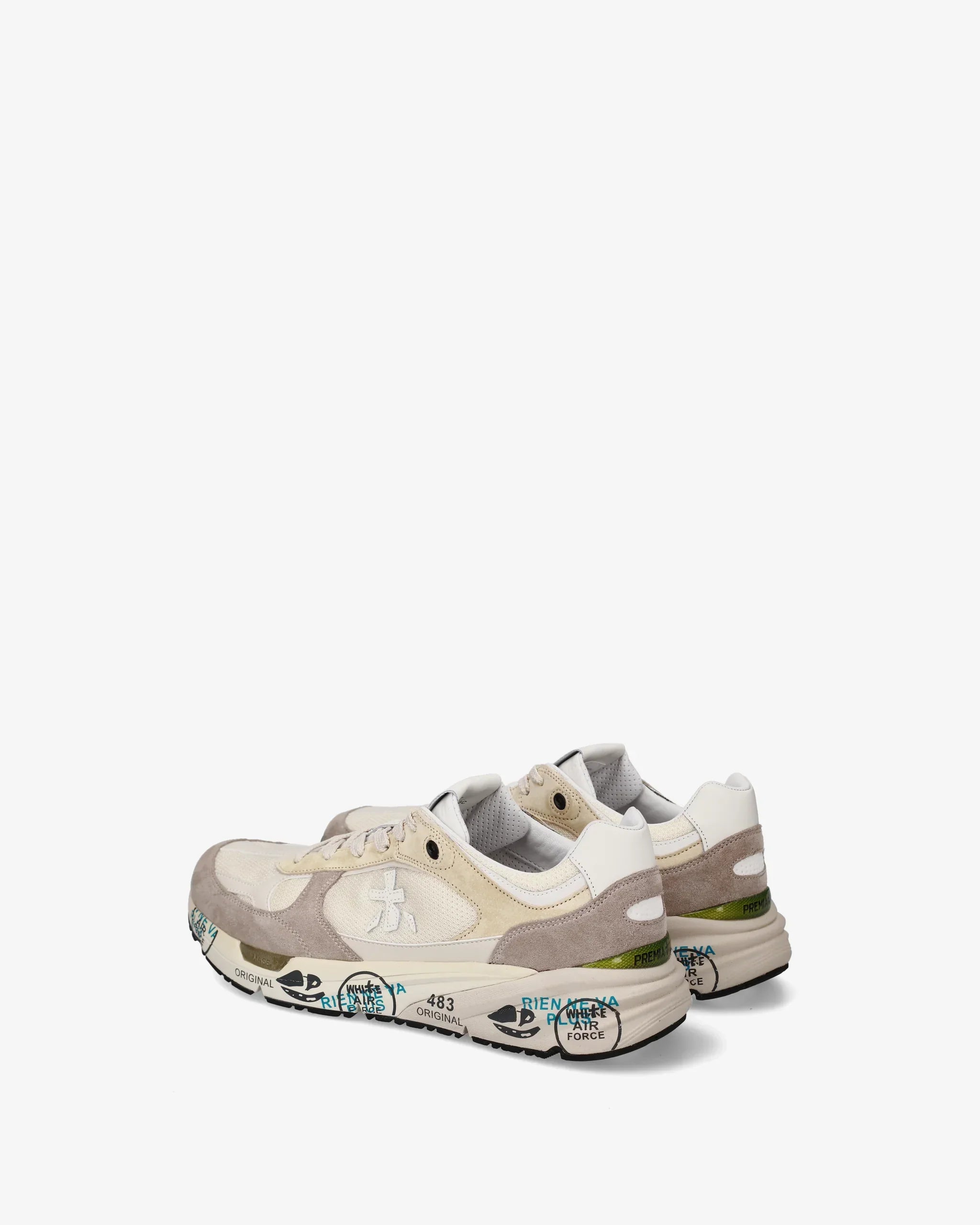 Sneakers uomo beige e bianche con dettagli graffiti, suola spessa e finiture in suede.