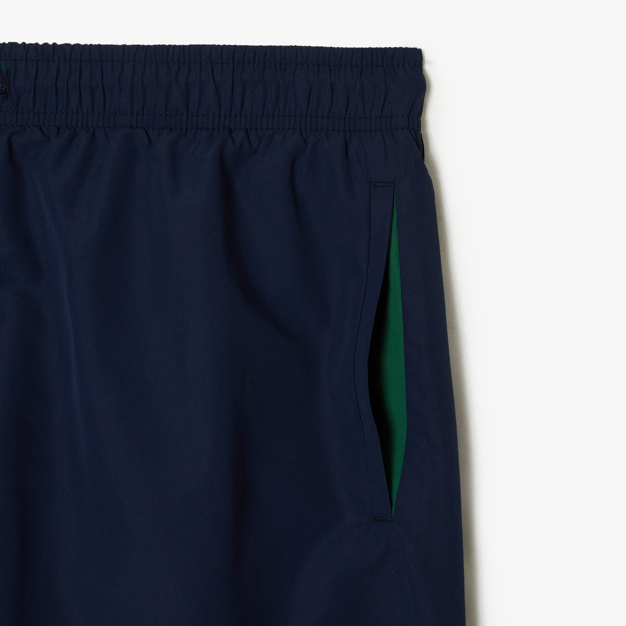 Costume da bagno LACOSTE MH6270 802 quick-dry, tessuto leggero e resistente, con design sportivo e logo sulla parte anteriore.