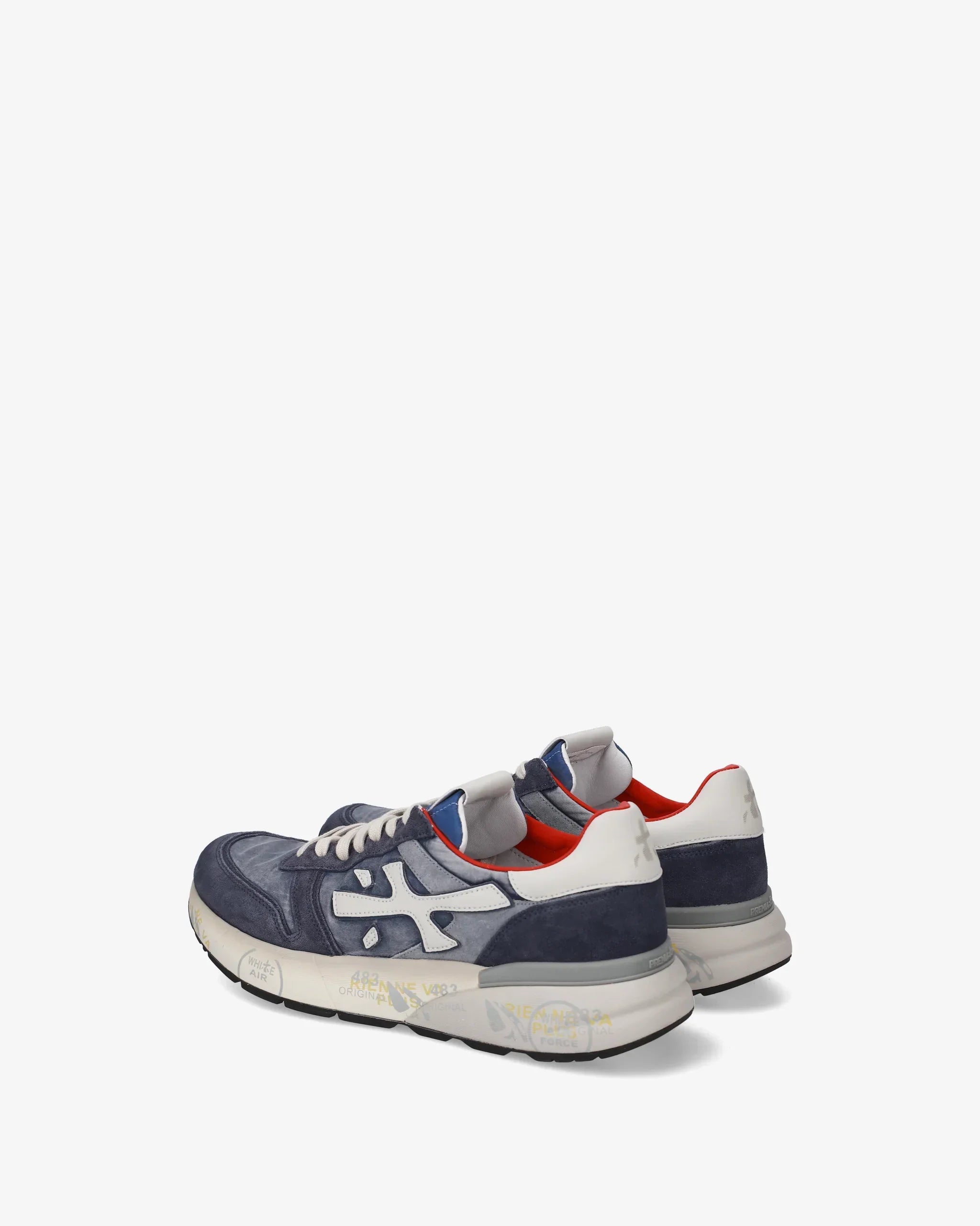 Sneakers uomo blu e bianche in pelle e suede, dettagli rossi, suola chunky decorata.